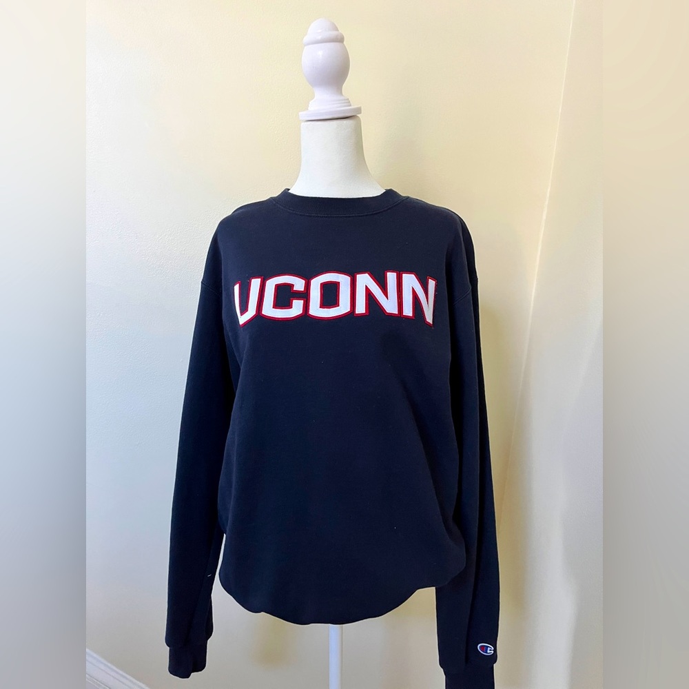 Champion UConn Crewneck Sweatshirt 
Size M
